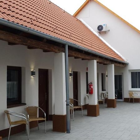 Czermann Holiday Inn Oroszlány Екстериор снимка