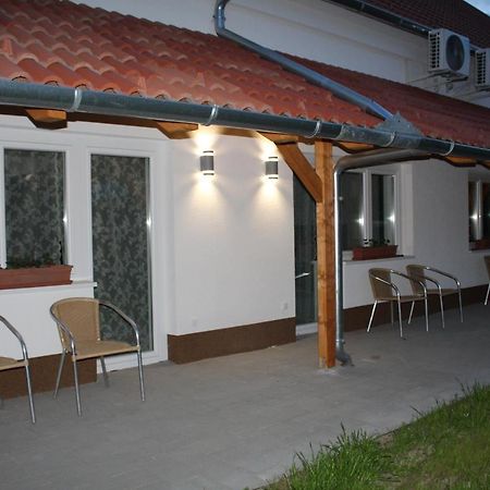 Czermann Holiday Inn Oroszlány Екстериор снимка
