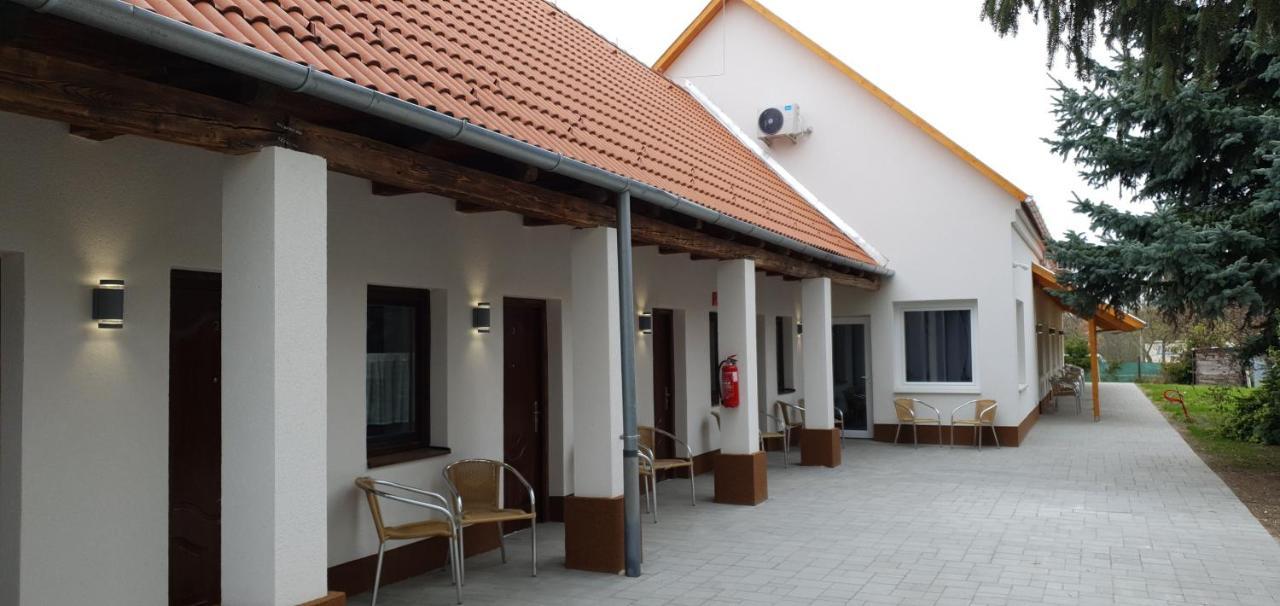 Czermann Holiday Inn Oroszlány Екстериор снимка