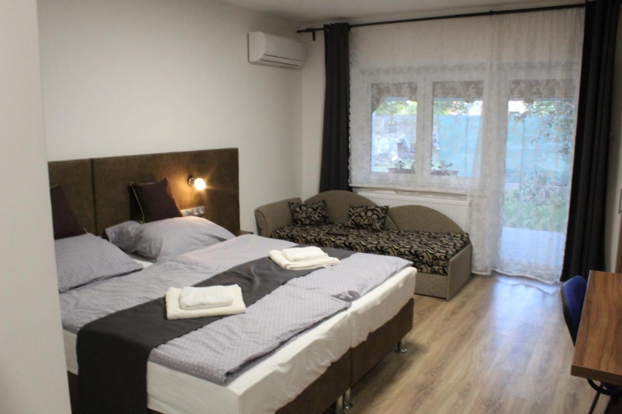 Czermann Holiday Inn Oroszlány Екстериор снимка