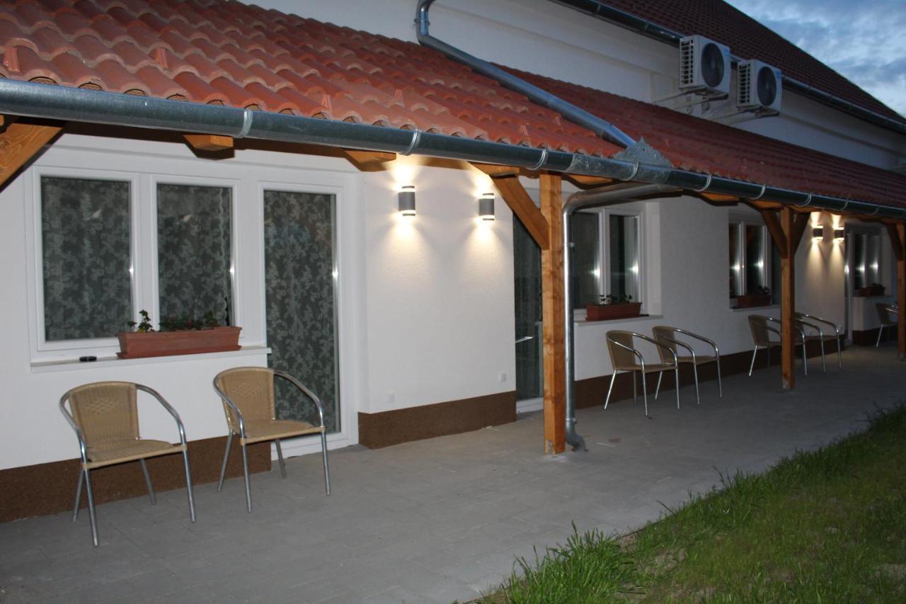 Czermann Holiday Inn Oroszlány Екстериор снимка