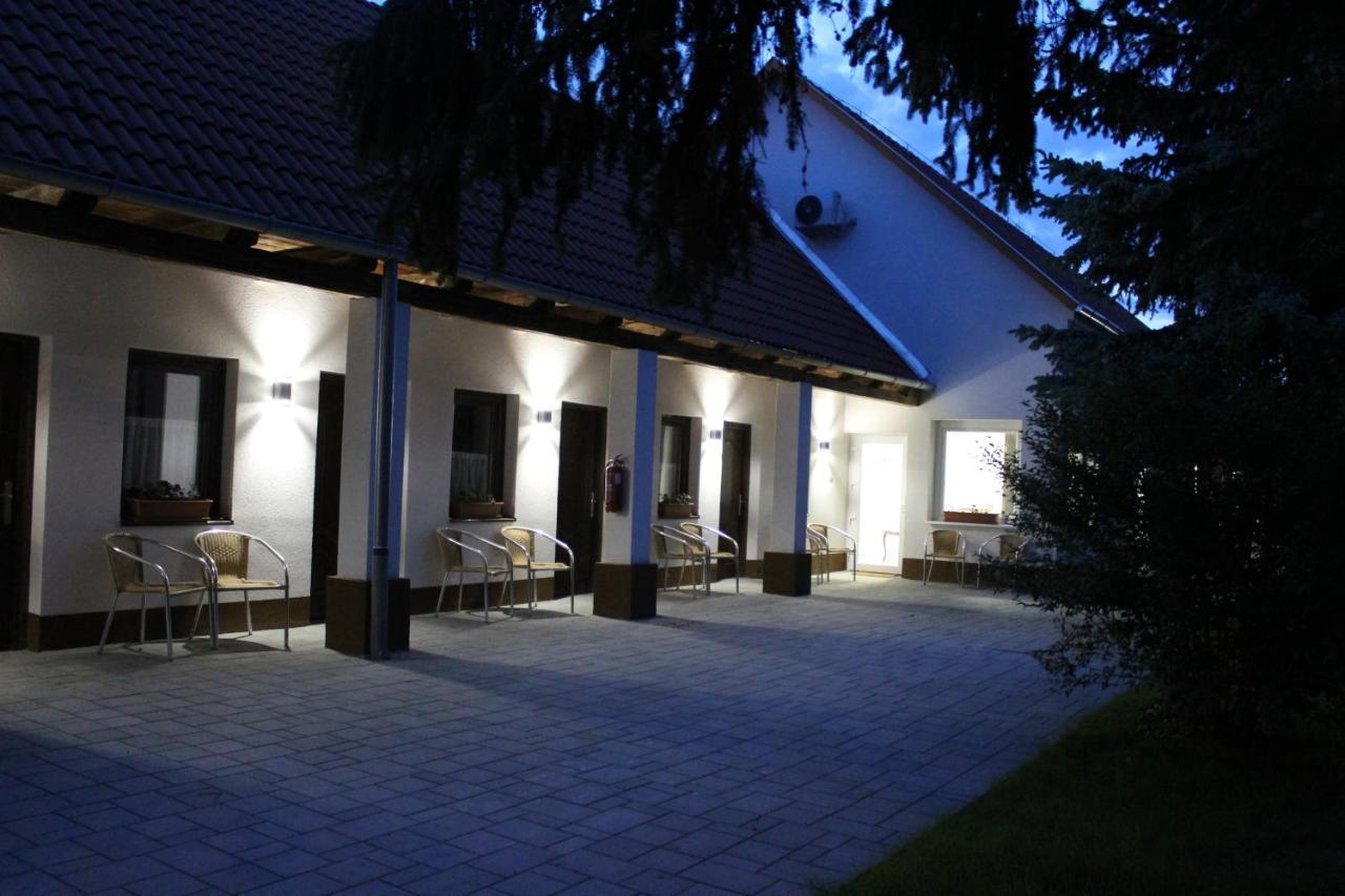 Czermann Holiday Inn Oroszlány Екстериор снимка