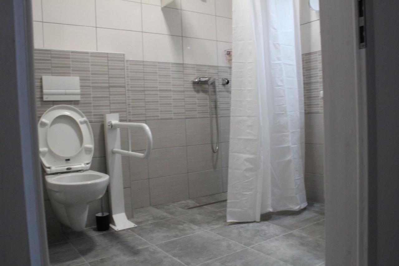 Czermann Holiday Inn Oroszlány Екстериор снимка