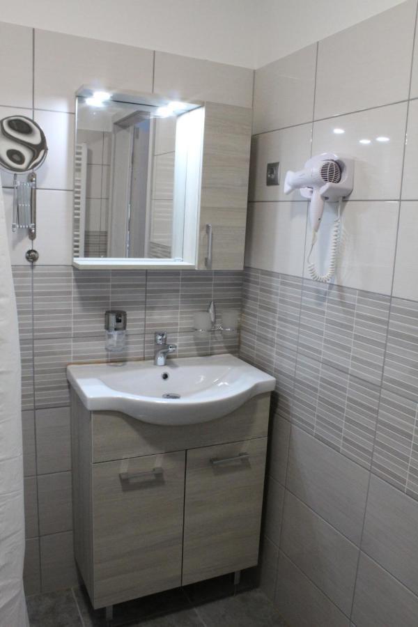 Czermann Holiday Inn Oroszlány Екстериор снимка