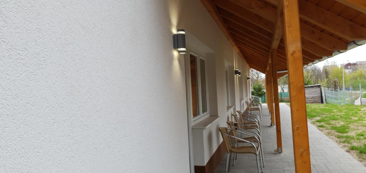Czermann Holiday Inn Oroszlány Екстериор снимка