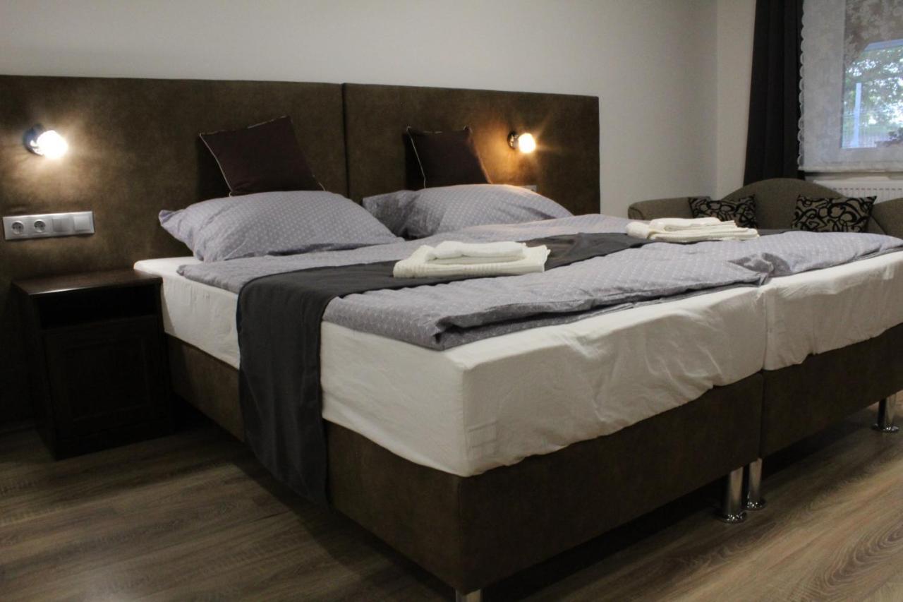Czermann Holiday Inn Oroszlány Екстериор снимка