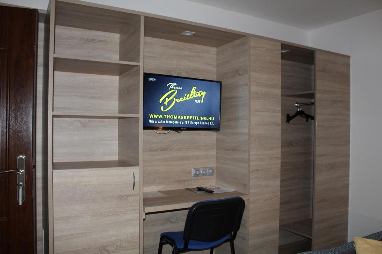 Czermann Holiday Inn Oroszlány Екстериор снимка