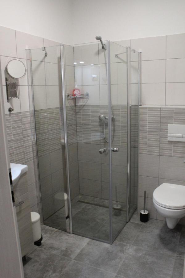 Czermann Holiday Inn Oroszlány Екстериор снимка