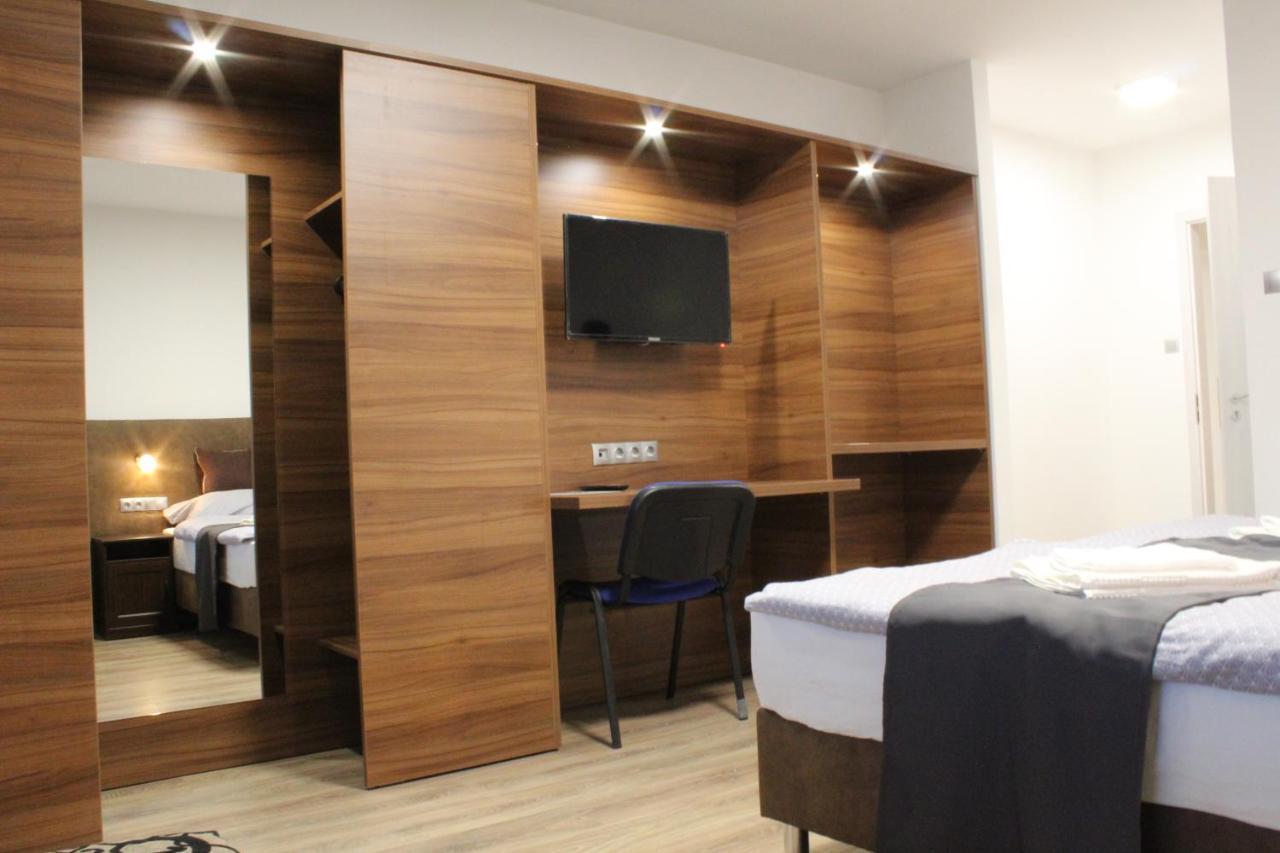 Czermann Holiday Inn Oroszlány Екстериор снимка