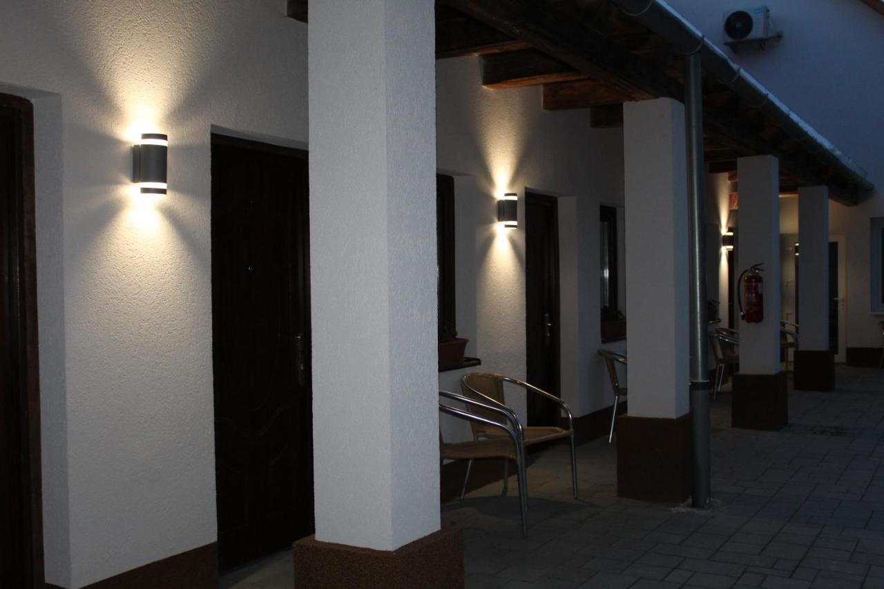 Czermann Holiday Inn Oroszlány Екстериор снимка