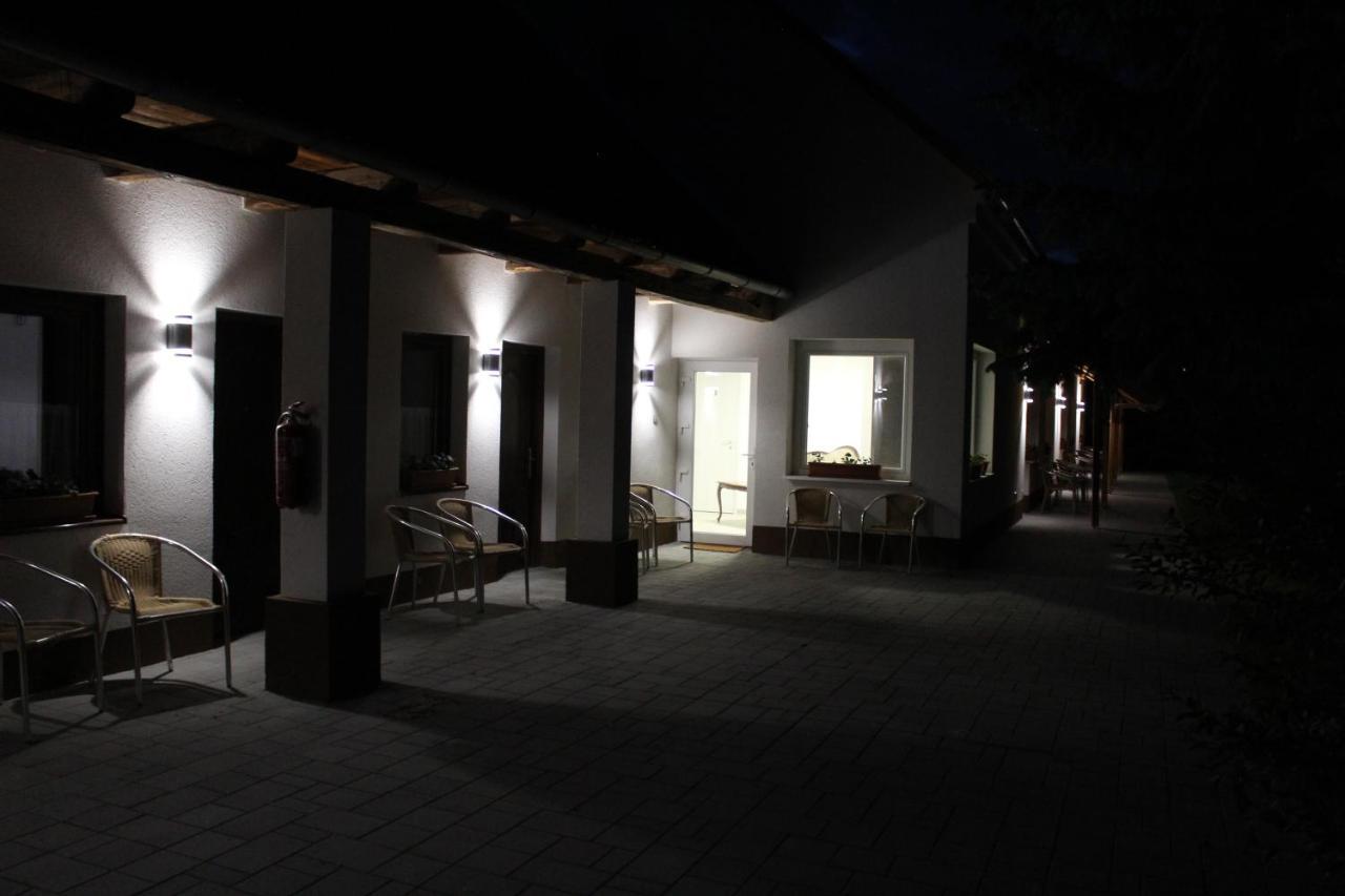 Czermann Holiday Inn Oroszlány Екстериор снимка