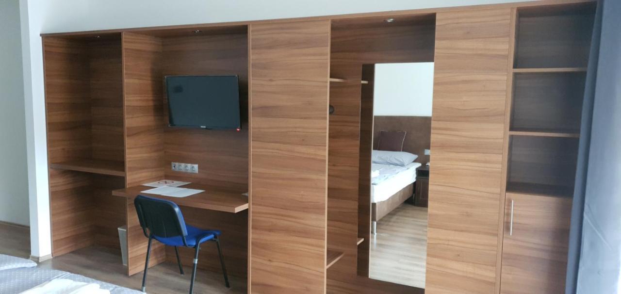 Czermann Holiday Inn Oroszlány Екстериор снимка